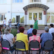 Возле соль-илецкой библиотеки прошла акция «Стихи в парке»