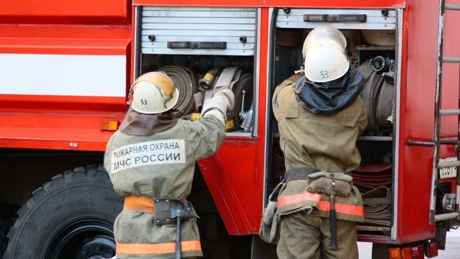В Соль-Илецке пожарные тушили солому
