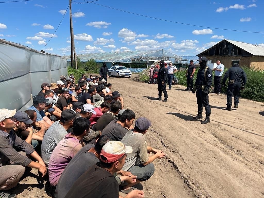 В Соль-Илецке сотрудники полиции и «ОМОН» провели спецоперацию по борьбе с  нелегалами | Новости Соль-Илецка