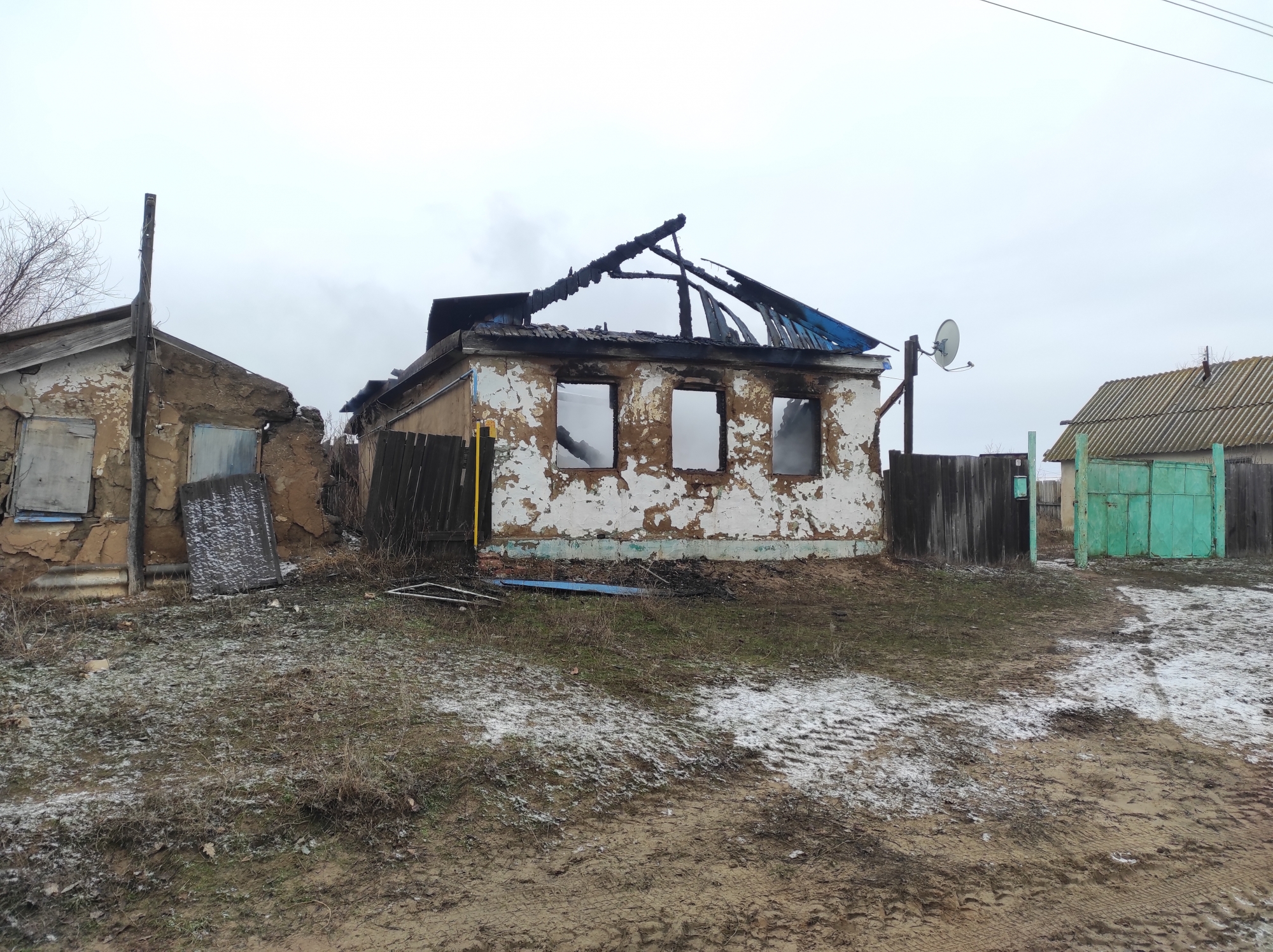 В Соль-Илецком округе в селе Линевка сгорел жилой дом | Новости Соль-Илецка