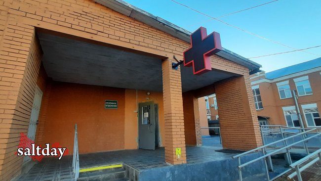 В Соль-Илецке с крыши двухэтажного дома упал 28-летний мужчина