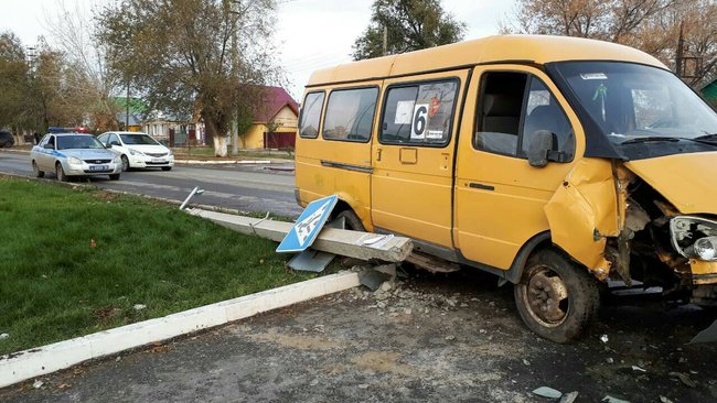 В Соль-Илецке пассажирская газель снесла столб и дорожный знак 