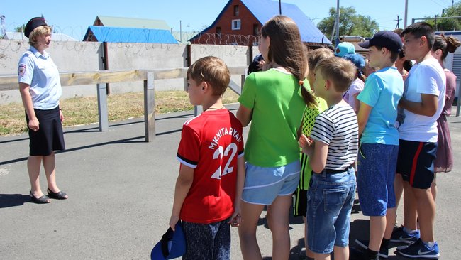 В Соль-Илецке отряд детского лагеря сходил в гости к кинологу