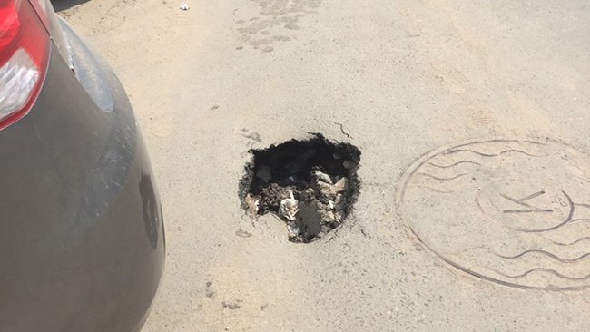 В Соль-Илецке на улице Оренбургской провалился асфальт 