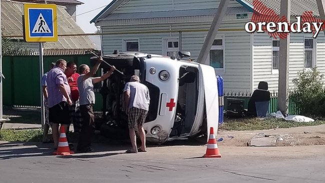 В Соль-Илецке опрокинулся на бок автомобиль скорой медицинской помощи