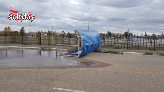 Летающие остановки и кровля: чем для Соль-Илецка обернулся штормовой ветер