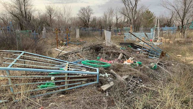 Старое кладбище Соль-Илецка превратили в мусорную свалку