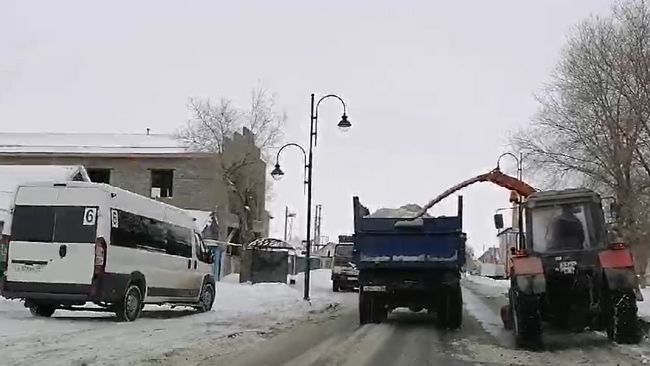 В Соль-Илецке при очистке узких дорог снегоуборочная техника занимает всю улицу 