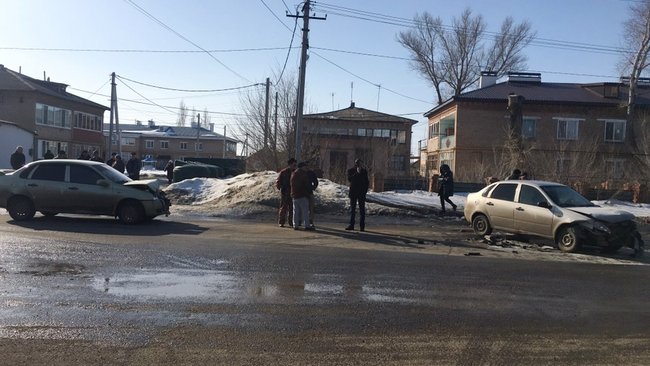 В Соль-Илецке два автомобиля столкнулись лоб в лоб