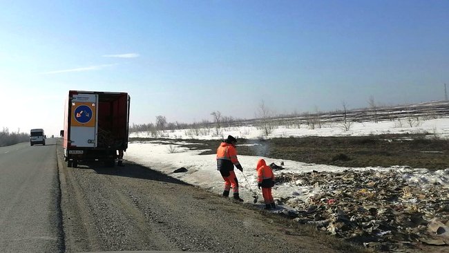 Остатки товаров после ДТП сжигают прямо на федеральной трассе 