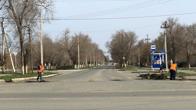 Ямы на дорогах в Соль-Илецке засыпают землей из газонов 