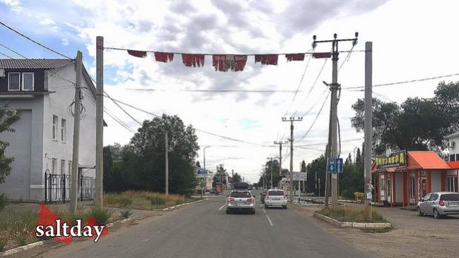 В Соль-Илецке свой парад: рваные флаги через улицу