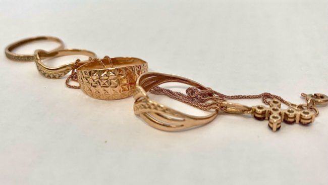 Сольилечанка проникла в чужой дом и похитила сумку с документами и золото