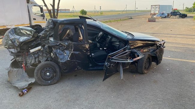 На трассе Оренбург - Соль-Илецк водитель «Лады Гранты» влетел в грузовик