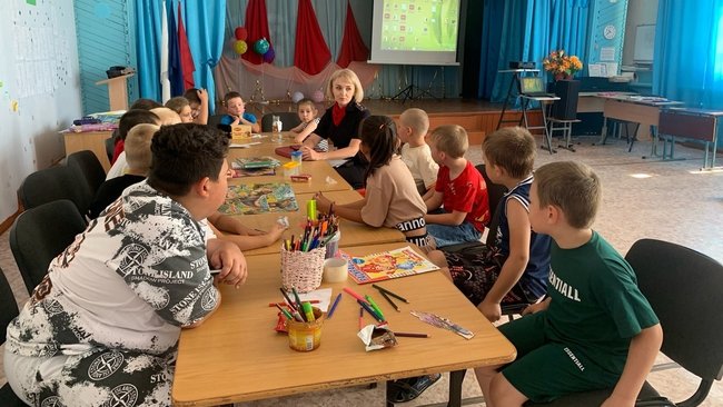 В Соль-Илецке сотрудники Госавтоинспекции проводят уроки дорожной безопасности в школьном лагере