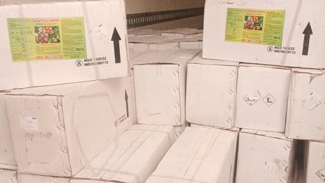 Под Акбулаком пресекли ввоз в страну 102 коробок с незарегистрированным пестицидом