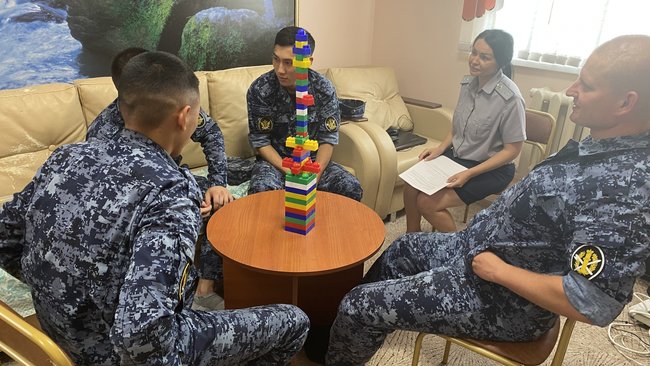 В соль-илецкой колонии психологи провели занятие с сотрудниками с использованием кубиков «Лего»