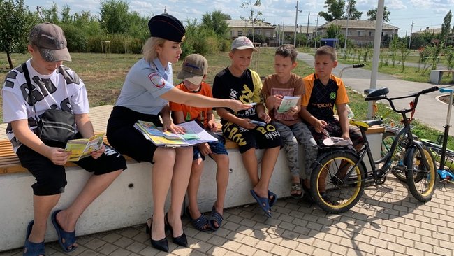 Сотрудники ГАИ провели беседу о дорожной безопасности с детьми в парке Горняков