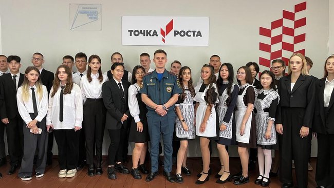 В День знаний сотрудники МЧС провели открытые уроки со школьниками