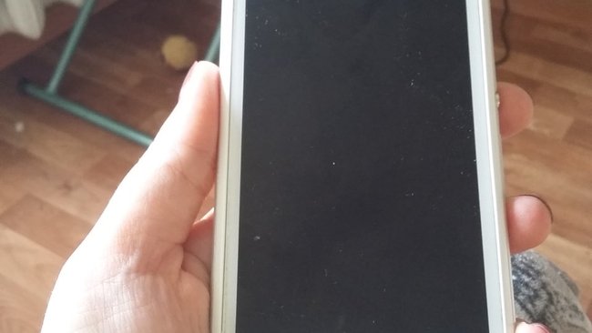 В Соль-Илецке двое детей нашли телефон и разбили его во время игры