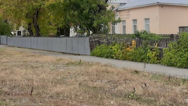 В Соль-Илецке управляющая компания не ремонтировала фундамент и не косила траву