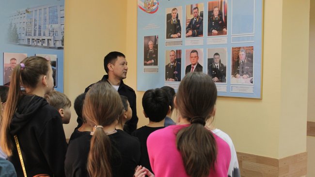 Сотрудники полиции Соль-Илецка провели профориентационный тур для школьников