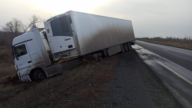 В полиции рассказали подробности опрокидывания фур на трассе