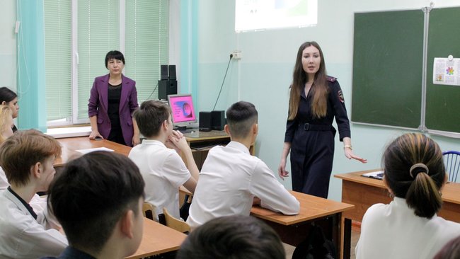 В рамках Дня правовой помощи детям полицейские поговорили с учениками соль-илецкой школы