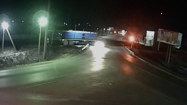 В Соль-Илецке легковушка не уступила дорогу тепловозу