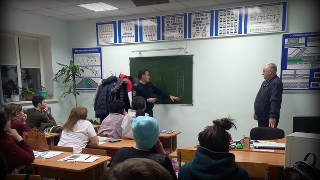 Сотрудники Госавтоинспекции рассказали начинающим водителям об аварийно-опасных точках в Соль-Илецке