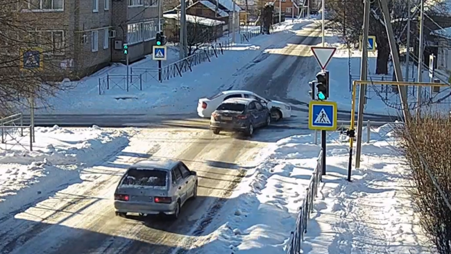 В центре Соль-Илецка столкнулись две иномарки