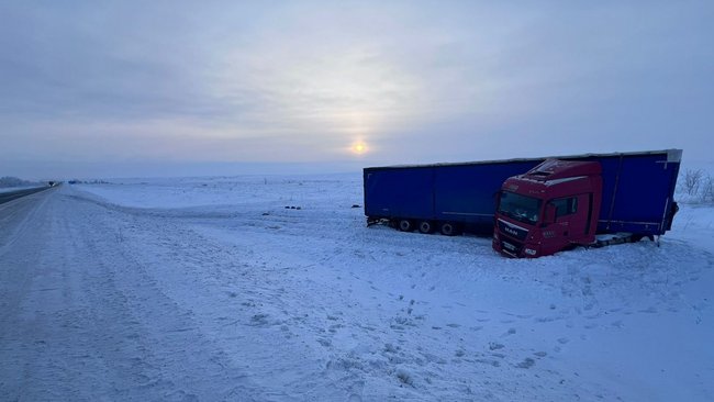 На трассе Соль-Илецк – Оренбург водитель фуры съехал в кювет