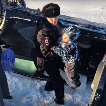 Участковые полиции Акбулака помогли людям на трассе в 30-градусный мороз