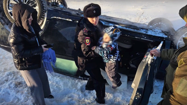 Участковые полиции Акбулака помогли людям на трассе в 30-градусный мороз