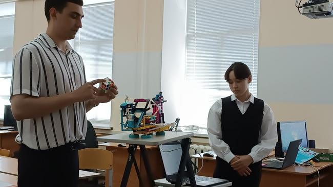 Школьница из Соль-Илецка собрала робота для сборки кубика Рубика