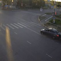В Соль-Илецке возле почты «Нива» врезалась в стоящую на светофоре машину