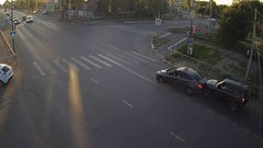В Соль-Илецке возле почты «Нива» врезалась в стоящую на светофоре машину