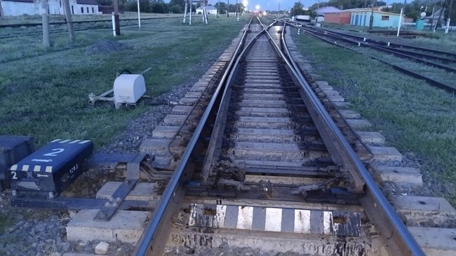 На станции Акбулак дети накладывали щебень на железнодорожные пути, им грозит постановка на учет