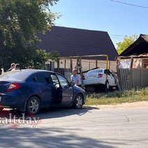 В Соль-Илецке во время ДТП автомобиль въехал в забор и повредил газовую трубу