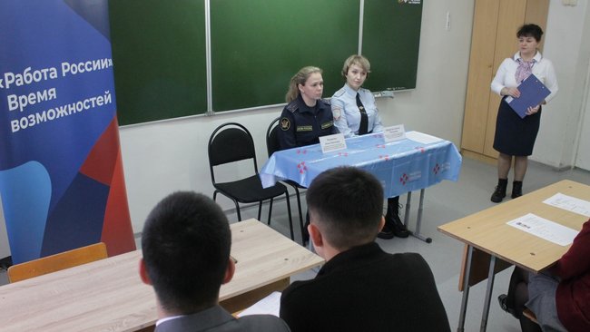 Девятиклассники Соль-Илецка познакомились с профессиями в ГИБДД и УИС