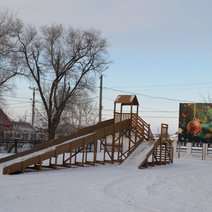 В Соль-Илецке вандалы разукрасили деревянную горку на площади