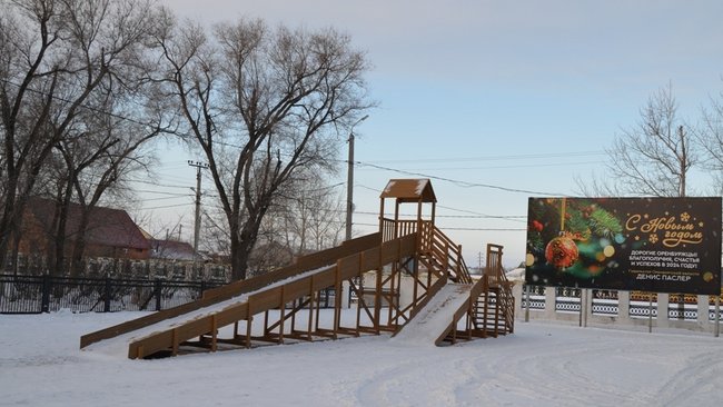 В Соль-Илецке вандалы разукрасили деревянную горку на площади