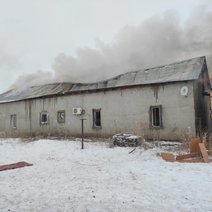 В селе Трудовом под Соль-Илецком горел дом на площади 450 квадратных метров