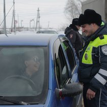 В преддверии 8 марта дорожные полицейские в Соль-Илецке дарили автоледи цветы