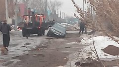 В Соль-Илецке автомобиль провалился в яму на перекрестке ул. Куликовской и Разина