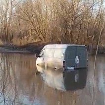 В Соль-Илецке Газель застряла в реке Песчанка