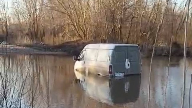 В Соль-Илецке Газель застряла в реке Песчанка