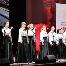 Соль-Илецкий ансамбль «Гармония» открыл гала-концерт фестиваля «Салют Победы» в Оренбурге