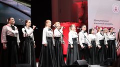 Соль-Илецкий ансамбль «Гармония» открыл гала-концерт фестиваля «Салют Победы» в Оренбурге