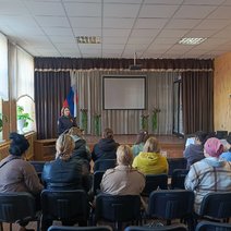 В Соль-Илецке инспектор ГИБДД рассказал родителям о рисках использования самокатов детьми